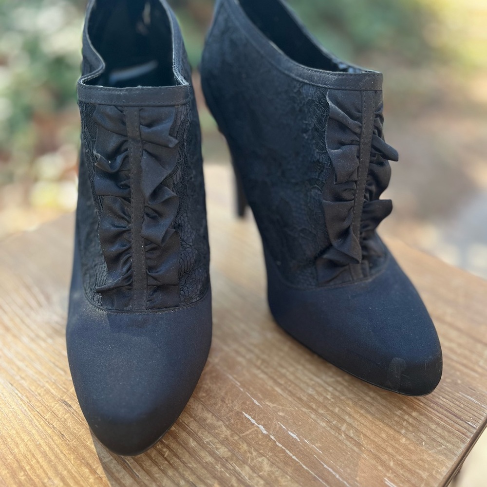 MODA Halloween Vintage Y2K Booties, Black lace + ruffles, Size 9, EUC